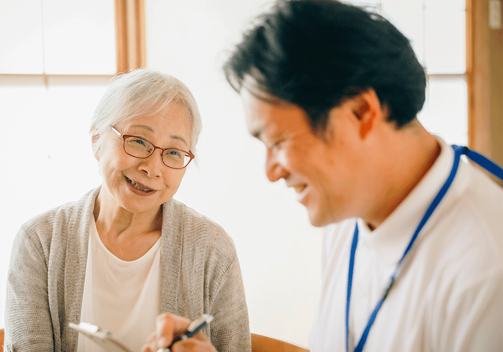 訪問歯科診療中のスタッフ