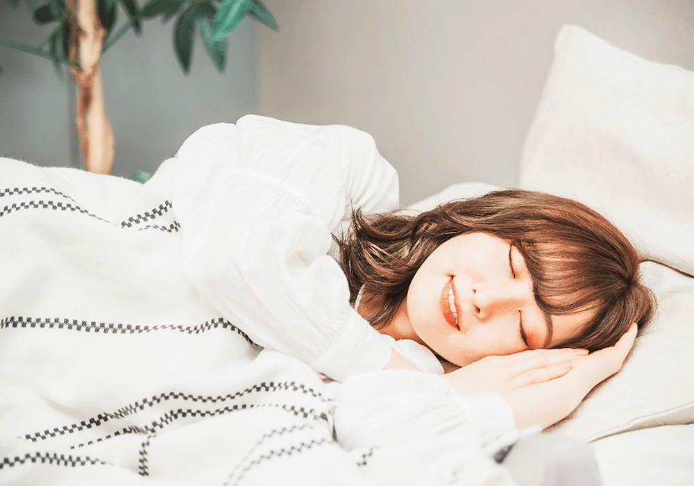 寝ている女性