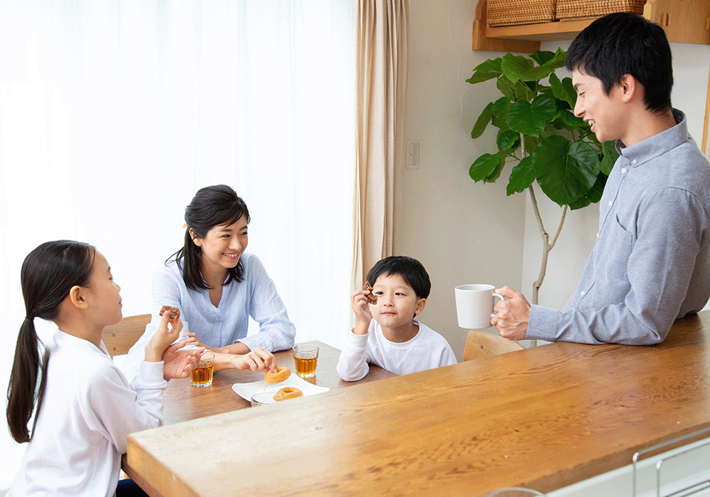 家族とおやつを食べる子ども