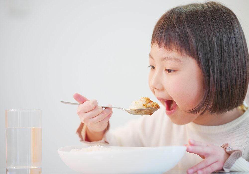 食事中の女の子