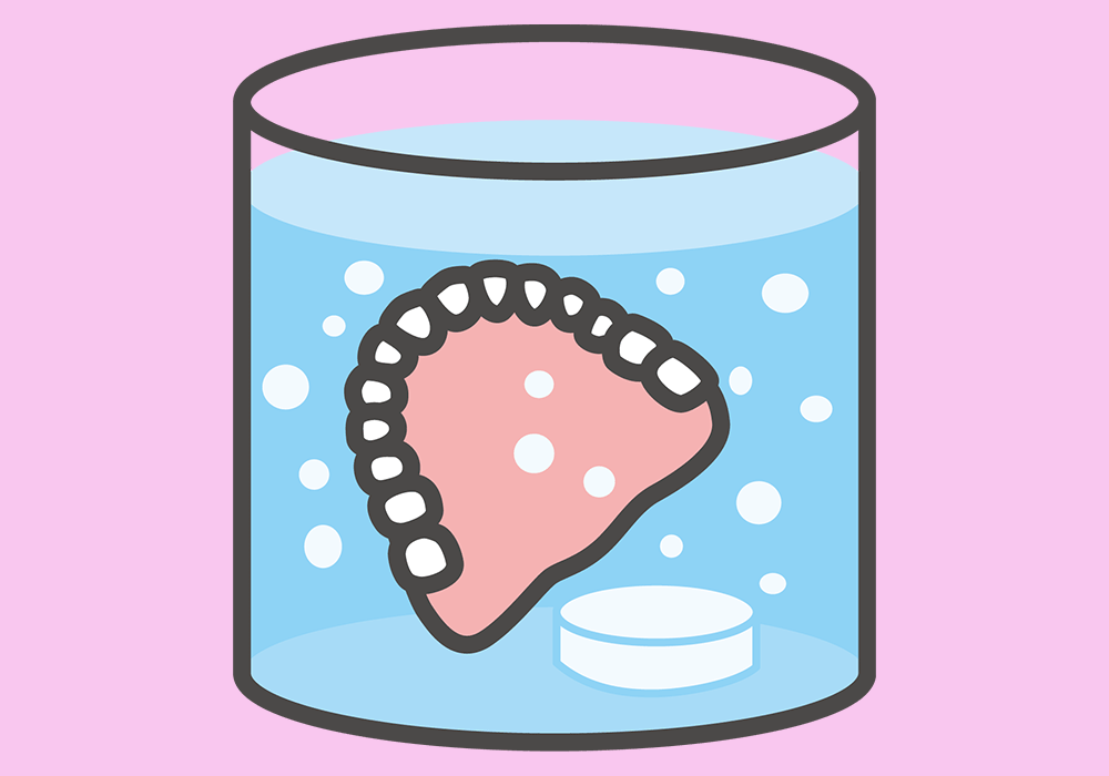 洗浄剤に浸けた入れ歯