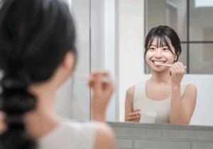 歯みがきをする女性