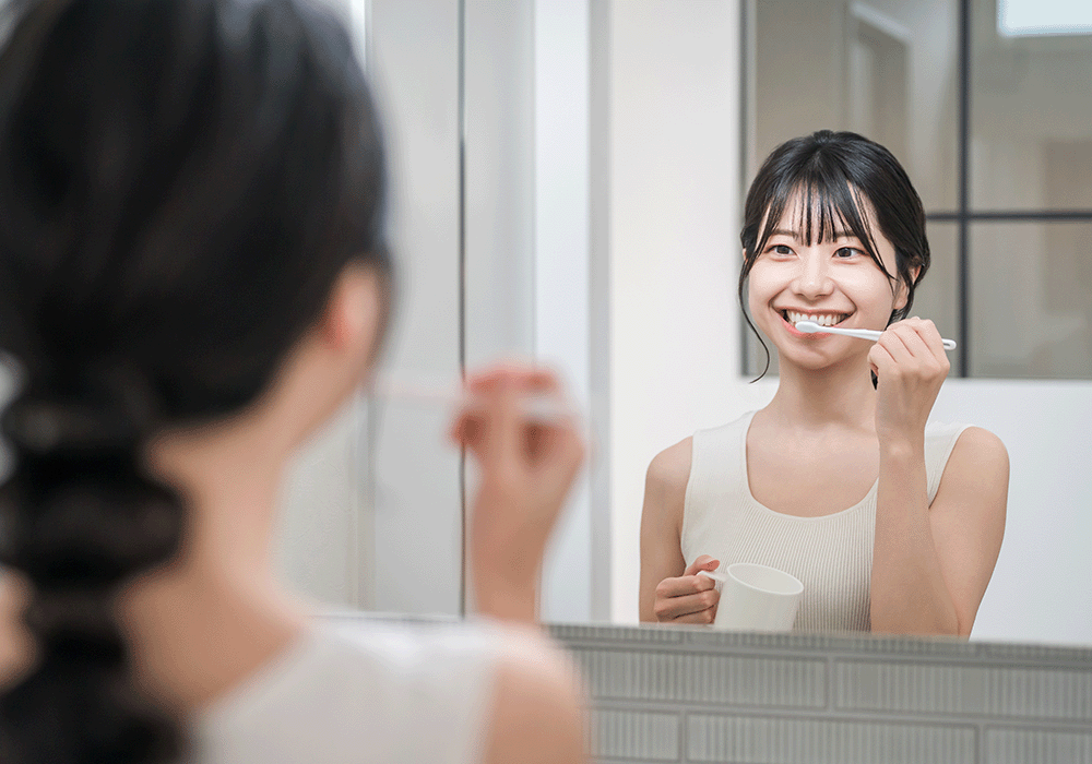歯みがきをする女性